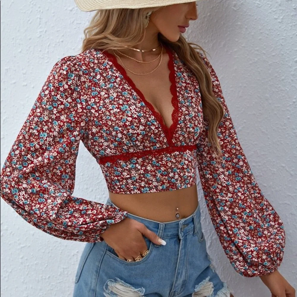 🌺 BOHO RED BLUE VNECK LONG SLEEVE CROP TOP!